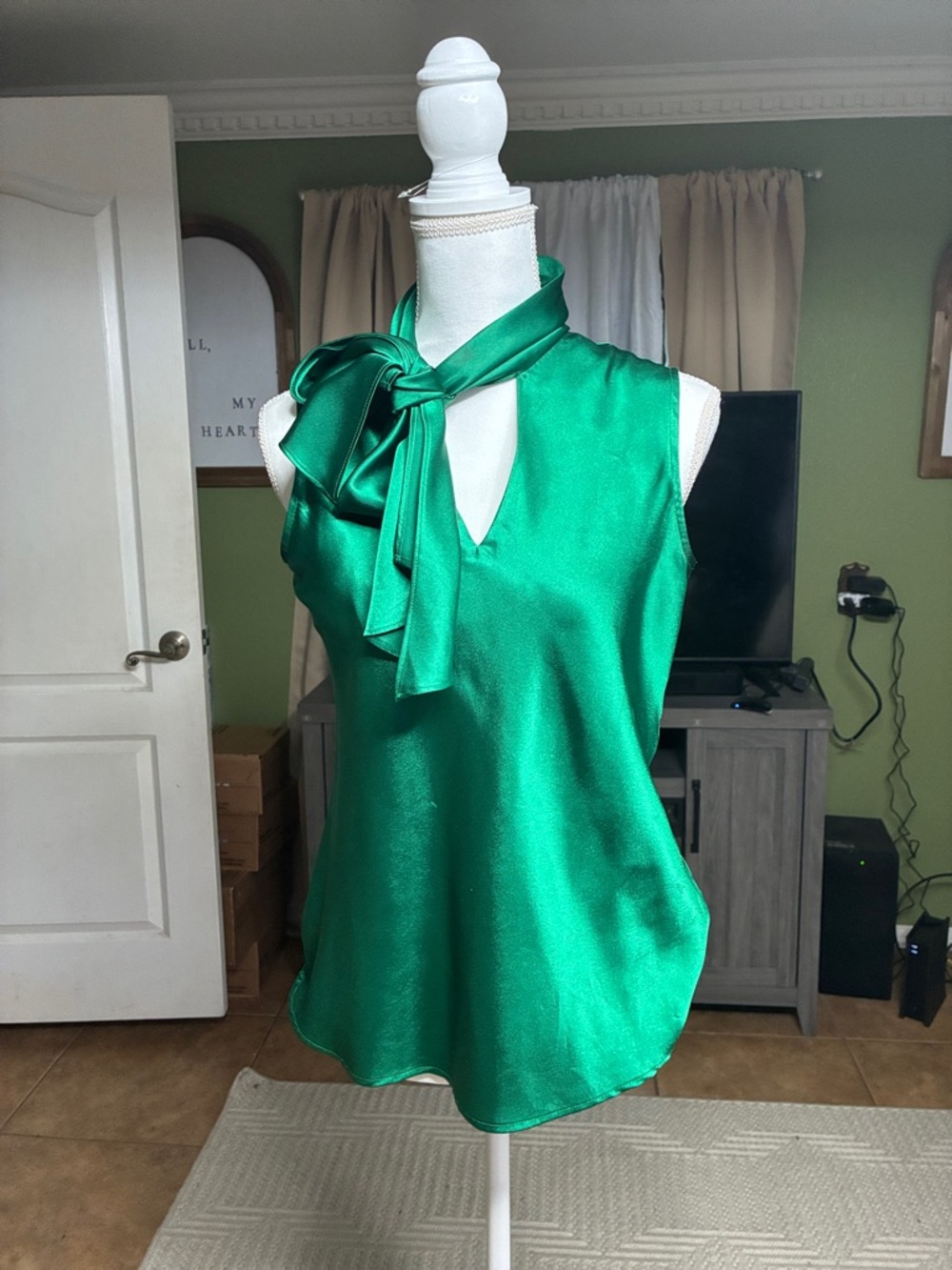 Source Unknown Emerald Green Satin Tie-Neck Sleeveless Top